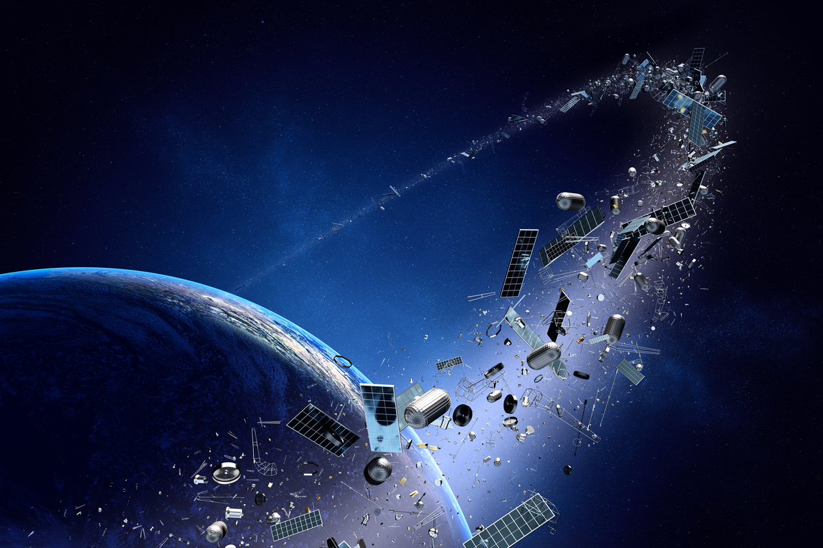 由於太空碎片問題，美國聯邦通信委員會（FCC）對衛星電視提供商「Dish Network」祭出15萬美元的罰款。圖為地球軌道上的太空垃圾示意圖。（Shutterstock）