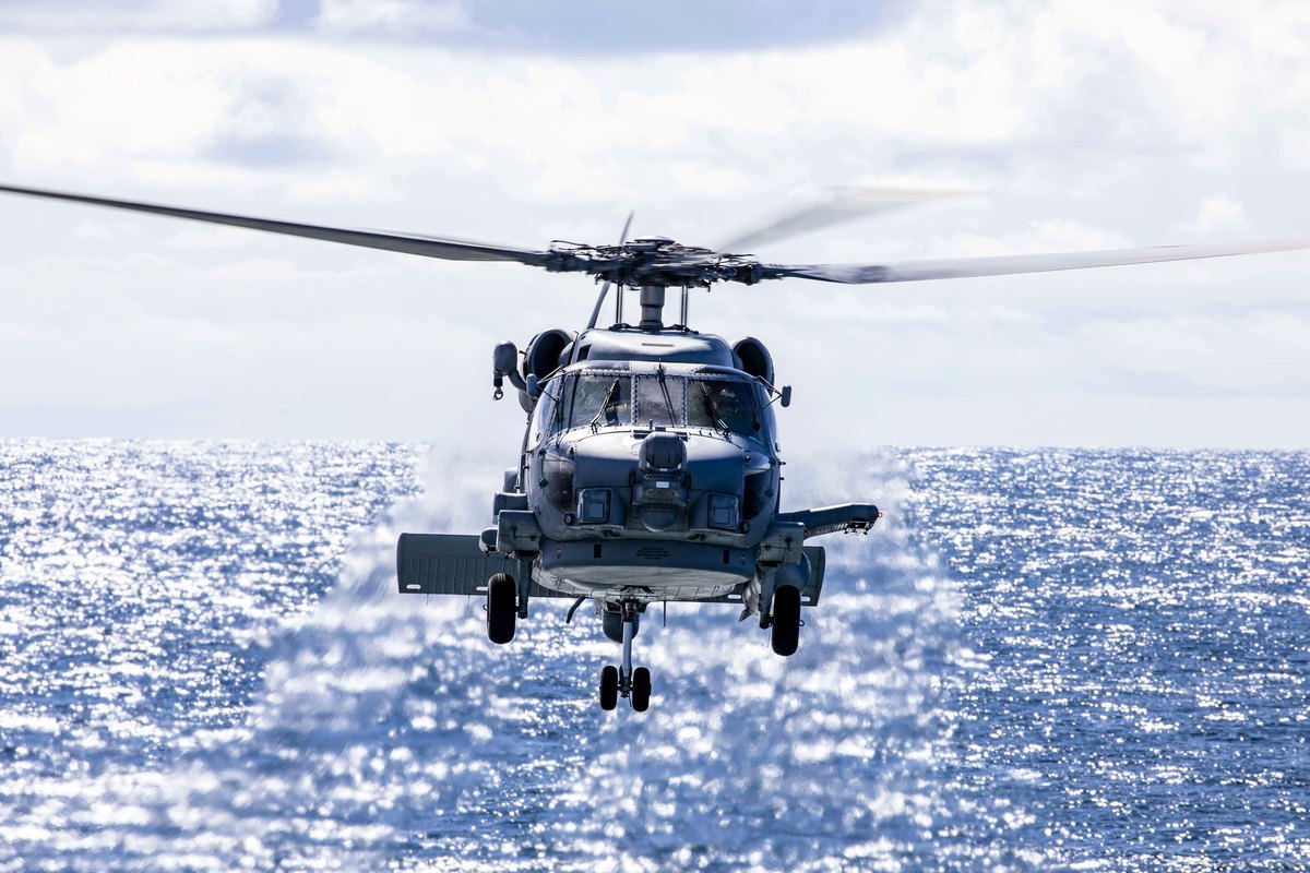 2021年5月24日，在一次實彈綜合防禦演習中，一架美國海軍的MH-60R海鷹直升機正飛越大西洋上空。（美國國防部網站）