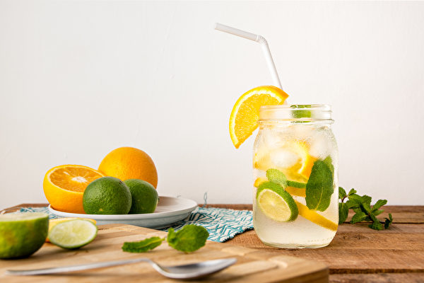柳橙檸檬水幫助補充維他命C、防曬。（Shutterstock）