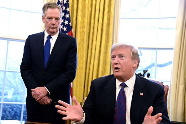 圖為美國總統特朗普和美國貿易代表羅伯特‧萊特希澤（Robert Lighthizer）在白宮橢圓形辦公室。（Mike Theiler-Pool/Getty Images）
