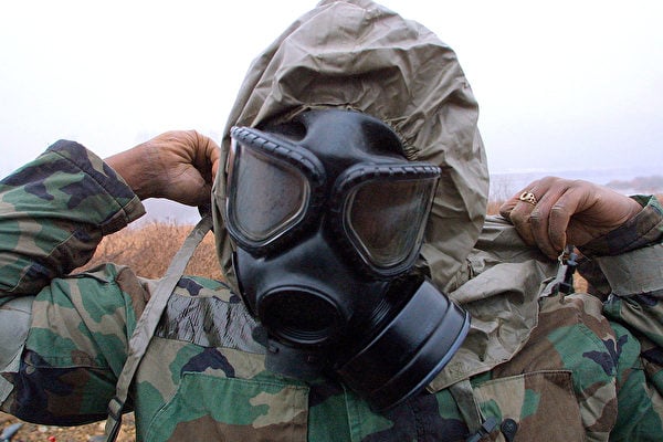 俄羅斯一名的士司機戴防毒面具以對抗中共肺炎。圖為2003年2月26日，駐韓美軍一名士兵戴著防毒面具參加軍演。（Chung Sung-Jun/Getty Images）