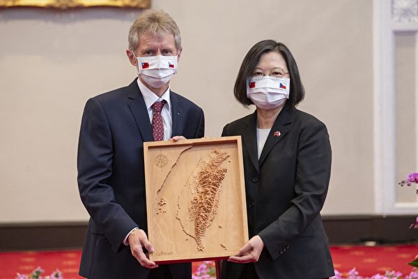 圖為2020年9月3日，捷克參議院議長維斯特奇爾（Milos Vystrcil）在位於台北的總統府，從台灣總統蔡英文手中接過台灣地圖。（Handout/Taiwan Presidential Office/AFP）
