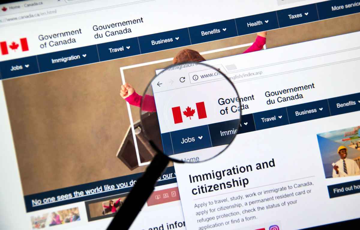  今年6月28日起，加拿大移民部修改了甄選移民申請人的辦法，根據工種和專業，對指定專業和工種候選人優先發出邀請。（Shutterstock）
