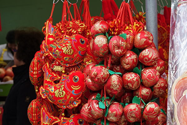 今年中國經濟下滑，民眾過年手頭不寬裕。圖為黃曆新年裝飾品。（關宇寧／大紀元）