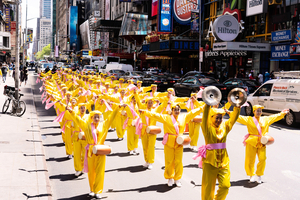 紐約近萬人大遊行放射慈悲能量 各國觀眾喜愛