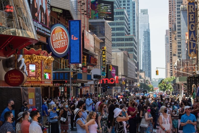 圖為2021年6月5日，紐約曼哈頓，街頭觀看表演的民眾。（ANGELA WEISS/AFP via Getty Images）