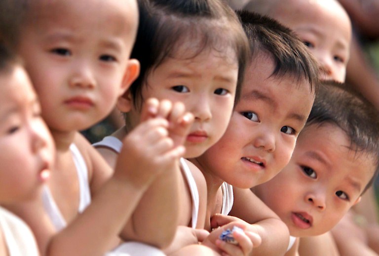 近年來，中國出生人口數量急劇下降。圖中國兒童。（Greg Baker/AFP via Getty Images）