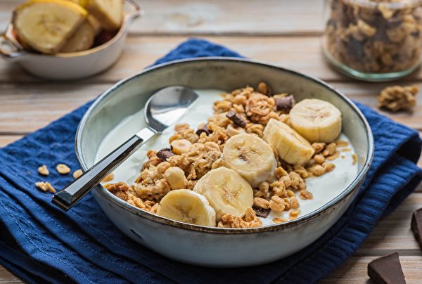 榛果（榛子）切碎也可以跟香蕉加入燕麥粥中當早餐吃。（Shutterstock）