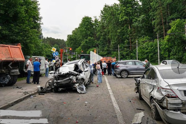 山西河津嚴重車禍 貨車撞客貨車致6死8傷