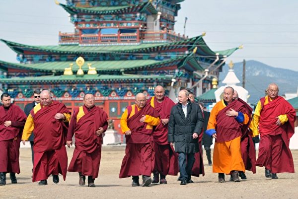 2013年4月11日，俄羅斯總統弗拉基米爾‧普京與佛教僧侶一起參觀布里亞共和國伊沃爾村（Verkhnyaya Ivolga）的伊沃爾金佛教寺院（Ivolginsky Datsan）。（ALEKSEY NIKOLSKYI/AFP/Getty Images）