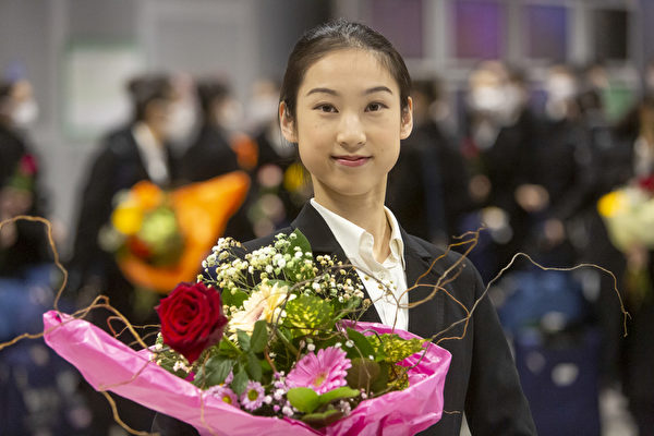 神韻環球藝術團女舞蹈演員林安琪在機場收到粉絲送上的鮮花。（Matthias Kehrein／大紀元）