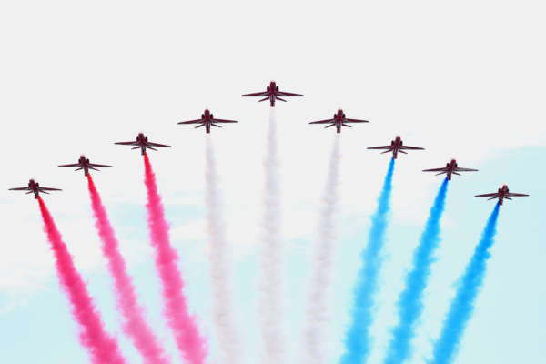 2025年7月6日,F1英國站在銀石賽道進行。麥拿侖再次包攬冠亞軍,「東道主」車手羅禮士(Lando Norris)率先衝線,皮亞斯特利(Oscar Piastri)位居第二,索伯車隊德國車手賀根堡位居第三。圖為飛行表演瞬間。(Clive Rose/Getty Images)