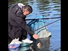 山東男子在垂釣園釣魚 30斤大魚游過來討食