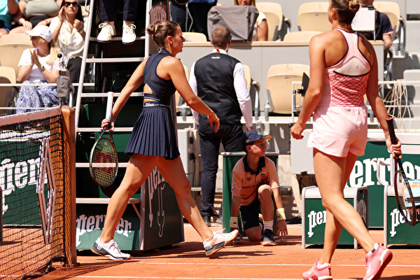 2023年5月28日,烏克蘭選手柯絲堤雅克(Marta Kostyuk)為了表達反戰立場,在賽後不與白羅斯對手莎巴蓮卡(Aryna Sabalenka)握手,從她面前走過。 (Clive Brunskill/Getty Images)