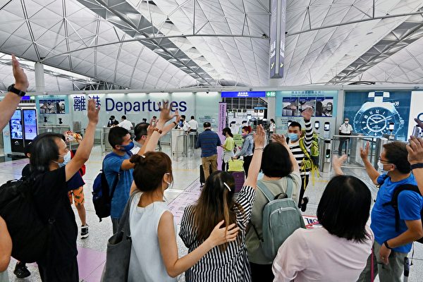 在香港機場離境大廳，即將去往海外的香港人與親友依依惜別。（宋碧龍／大紀元）