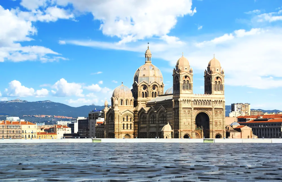 法國馬賽大教堂：新拜占庭式建築的奇蹟