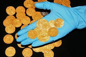 封城期間 英國人後院挖出大量15世紀金幣