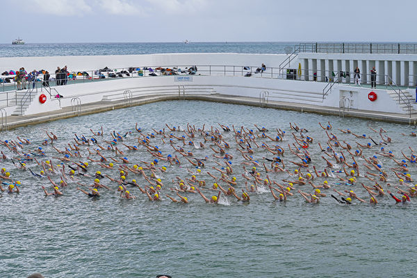 2022年6月26日，英國彭贊斯（Penzance），民眾試圖打破最多人同步游泳的健力士世界紀錄（Guinness World Record）。（Hugh Hastings/Getty Images）