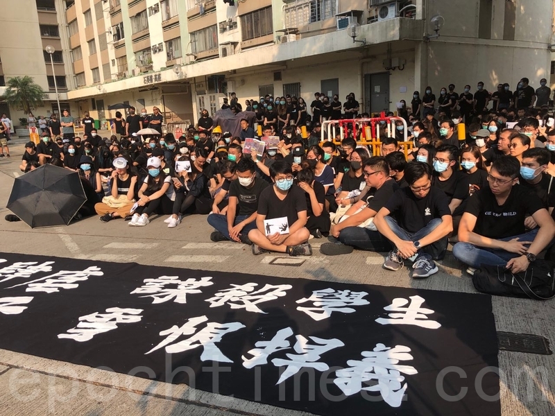 組圖：譴責港警開槍傷人 數百港人靜坐抗議