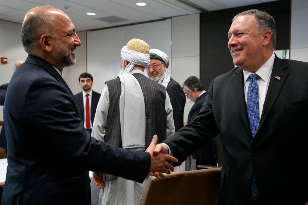 美國國務卿蓬佩奧周二（25日）訪問阿富汗，與總統阿什拉夫·加尼會晤。圖為兩人見面握手。（Jacquelyn Martin/AFP/Getty Images）