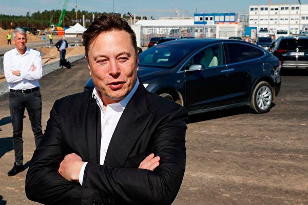 Tesla2022年交付量創下紀錄。圖為2020年9月3日，該電動汽車創始人馬斯克（Elon Musk）在德國柏林附近參觀Tesla建築工地時與媒體交談。（ Odd Andersen/AFP via Getty Images）