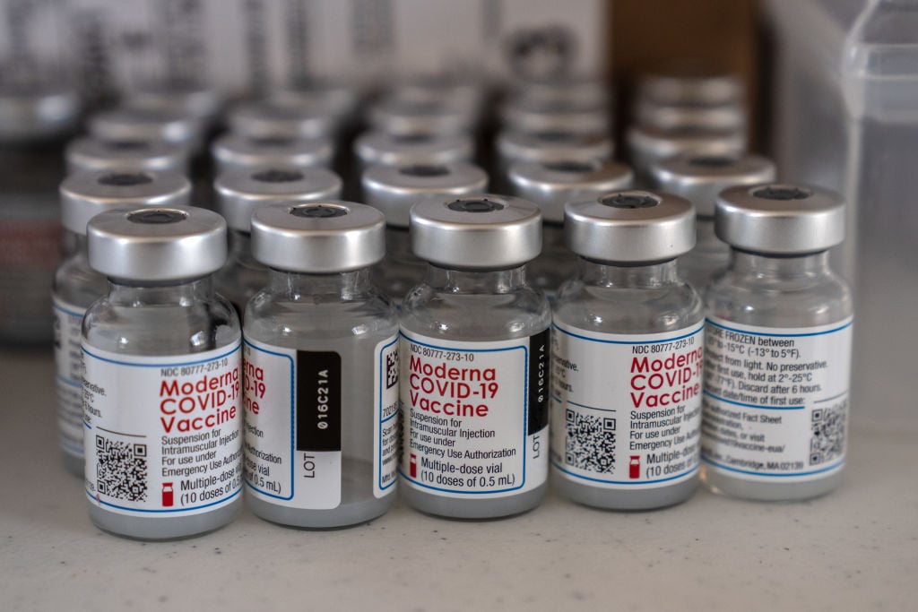 圖為2021年4月28日，在日本宜野灣市，擺放著準備在美軍疫苗接種中心使用的莫德納疫苗。（Carl Court/Getty Images）