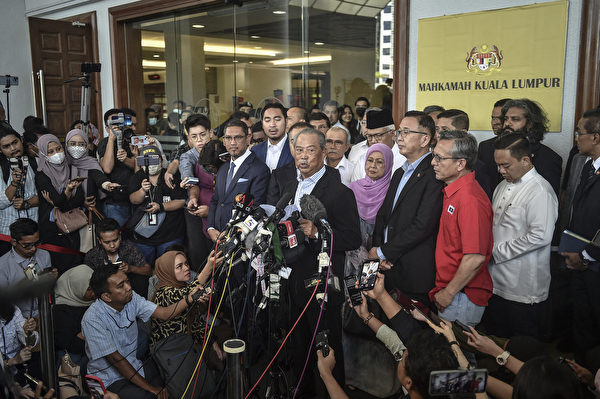 2023年3月10日,馬來西亞前總理毛希丁(Muhyiddin Yassin)被指控濫用權力收受賄賂和洗錢、涉嫌濫用COVID經濟復甦基金。圖為毛希丁被控腐敗後,在吉隆坡高等法院外向媒體發表講話。(Arif Kartono/AFP via Getty Images)