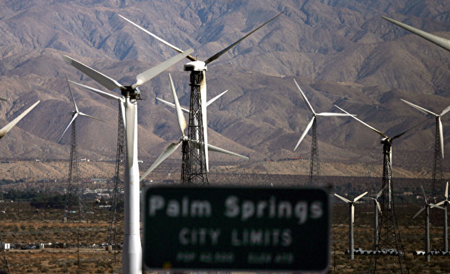 2006年12月30日，在加州棕櫚泉附近的一個風力發電場。（Gabriel Bouys/AFP via Getty Images）