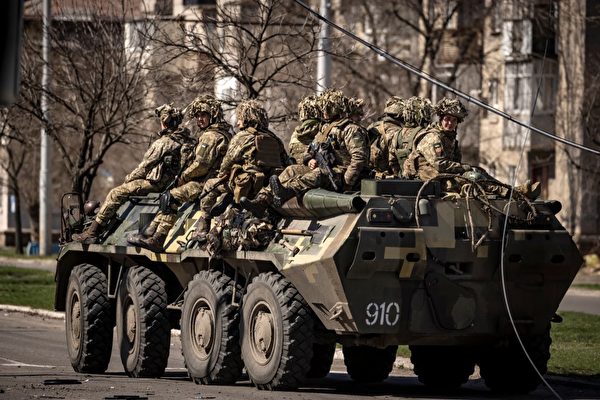 2022年4月7日，在頓巴斯地區北頓涅茨克市，烏克蘭士兵坐在一輛裝甲車上。（FADEL SENNA/AFP）