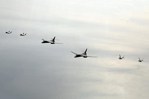 2023年2月1日，美軍的F-22戰鬥機（右）、B-1B轟炸機（中）和南韓的F-35戰鬥機（左）在黃海上空演練。（美國空軍推特）