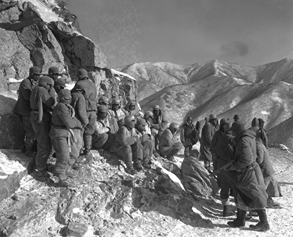 1950年12月9日，在長津湖戰役中，中共軍隊某連排殘部在古土里以南，向美國海軍陸戰隊第1師第7團第1營的查理連投降。（公有領域）