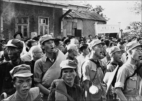 1949年10月25日，中共軍隊抵達香港以北3公里的深潭，唱著讚美毛澤東的歌。（STAFF/AFP via Getty Images）