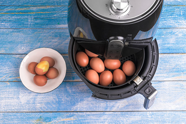 氣炸鍋烹飪雞蛋。（Shutterstock）