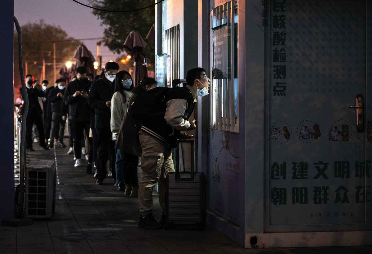 2022年11月9日，北京市民正在排隊接受核酸檢測。（Kevin Frayer/Getty Images）