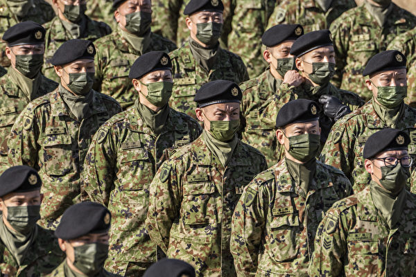 2023年1月8日，日本千葉縣船橋市，日本、美國、英國和澳洲的聯合軍事演習過後，日本陸上自衛隊第1空降旅的士兵正在聆聽日本防衛大臣的講話。（Yuichi Yamazaki/AFP）
