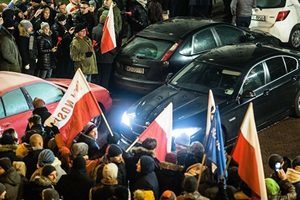 組圖：波蘭示威民眾包圍國會 衝突升高