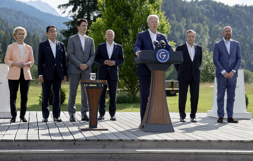 為阻止中共向俄羅斯提供軍事支持，美國目前正在與盟友，特別是G7國家接觸，討論可能的協同制裁。圖為2022年6月26日，在G7峰會期間，美國總統拜登在新聞會上講話。（Jonathan Ernst/POOL/AFP）