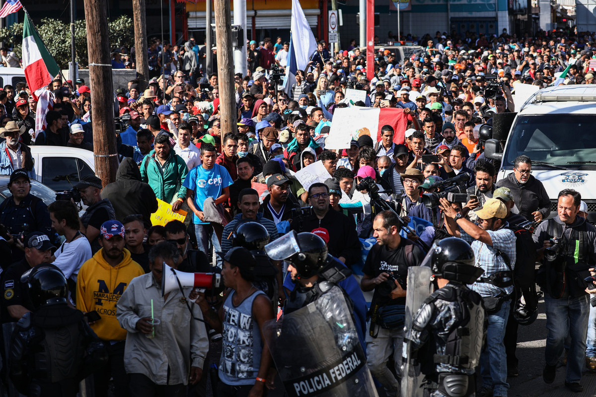 墨西哥邊境的中美洲難民湧向美國國界。圖片拍攝於2018年11月25日。（Charlotte Cuthbertson/大紀元）