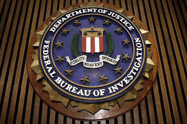 FBI搜查了美國總統拜登位於特拉華州里霍博斯比奇市（Rehoboth Beach）的度假屋。圖為攝於2007年3月9日的位於華盛頓特區聯邦調查局（FBI）總部的FBI徽章。（Chip Somodevilla/Getty Images）