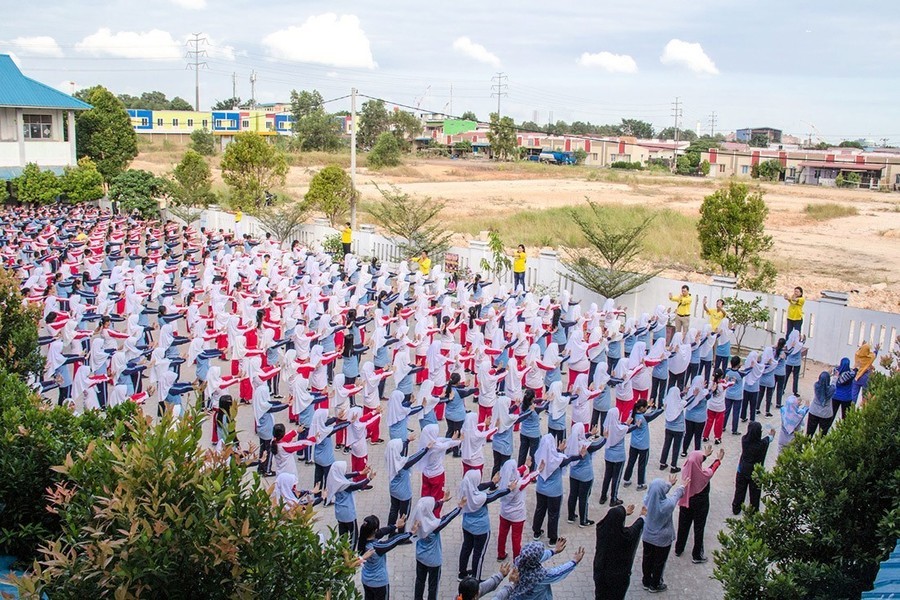 組圖：印尼中學 五百師生學煉法輪功
