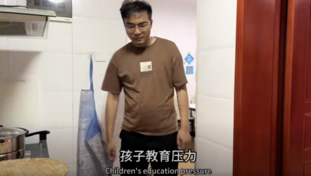 在河南鄭州打工的博主感嘆,人到中年,上有老下有小,有按揭、車貸,有孩子教育和父母養老的生活壓力。(影片截圖)
