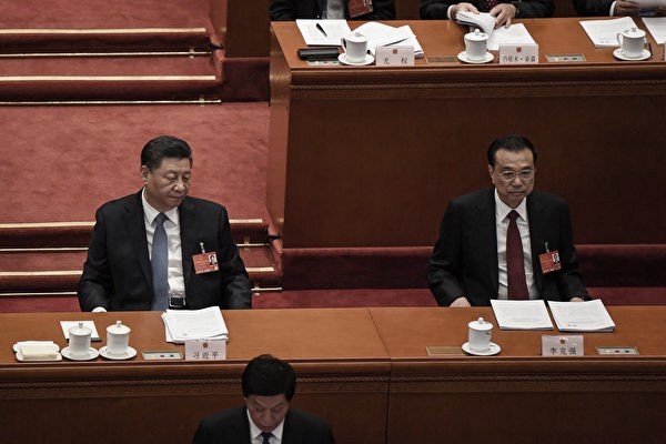 2022年3月5日，習近平和李克強（右）在中共人大會議開幕式上。（Leo Ramirez/AFP）