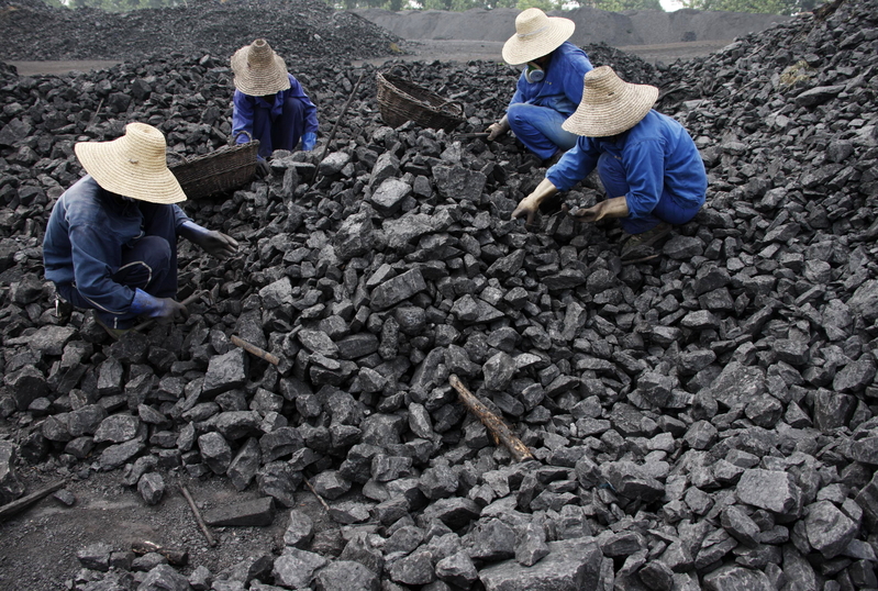 儘管中共政府從政治高度喊話，在煤電價格上放寬上限，但是煤炭產量下滑和價格持續暴漲讓中國許多煤電企業陷入無煤可燒。圖為安徽省礦工。（AFP）