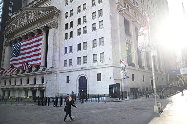 長期以來，華爾街投行與中共集團有著盤根錯節的利益關係。圖為紐約華爾街一景。(Photo by Johannes EISELE / AFP)