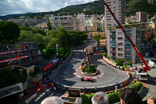 F1摩納哥站的蒙特卡洛賽道(Circuit de Monaco)被譽為是F1皇冠上的明珠,是世界四大知名賽道之一。它是一條純街道賽道,狹窄多彎。圖為蒙特卡洛賽道最慢的6號彎,也叫費爾蒙特「髮夾彎」(Fairmont Hairpin)。(Anderj Isakovic/AFP via Getty Images)