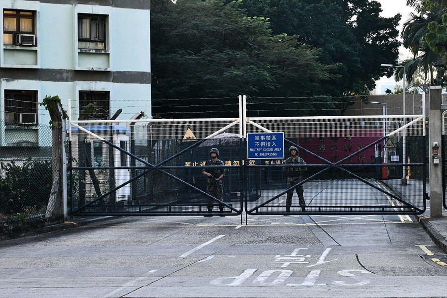 駐港兵掃路障 評論：警惕北京在等機會動手
