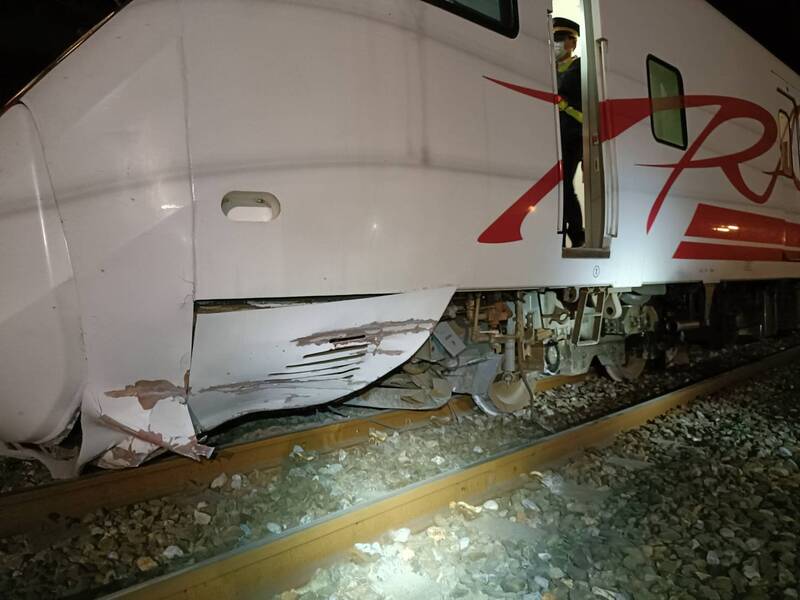 台鐵普悠瑪號 在花蓮遭落石砸中車頭 列車出軌