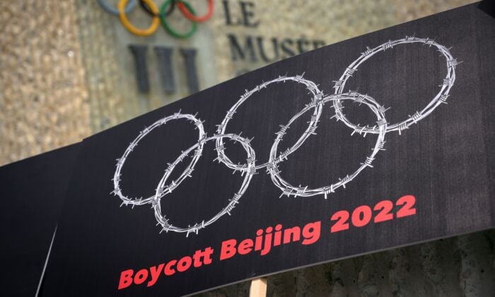 出於對中共網絡監控的擔憂，包括美國、加拿大、英國在內的多國奧運運動員被告誡不要攜帶個人手機和手提電腦去北京參加奧運會。圖為2021年6月23日，位於瑞士洛桑的一塊抵制北京2022年冬奧會的標語牌。（Fabrice Coffrini/AFP via Getty Images）