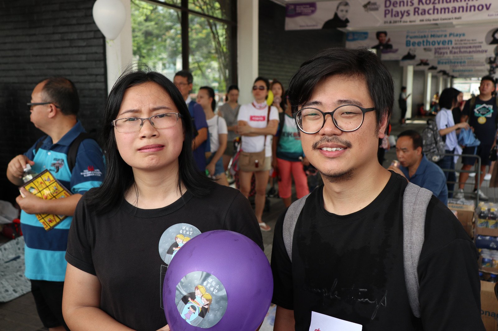 8月10日早上，香港父母們攜帶子女參加於中環愛丁堡廣場舉行的集會和遊行。圖為活動發言人吳偉明（右）和嚴詠思接受本報採訪。（黃曉翔／大紀元）