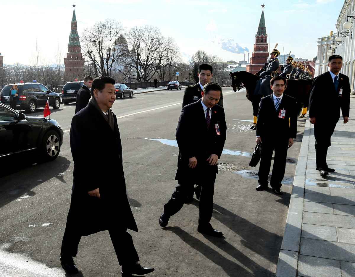 十年前，普京和習近平進行了首次元首會晤，十年後同一天，習近平將 再次訪問莫斯科。圖為2013年3月22日，習近平（左 ）抵達莫斯科跟普京會面。(Sergei Ilnitsky/AFP via Getty Images)